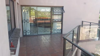 Upmarket Fully Furnished And Serviced 4 Single Professionals -Large Room with Ensuite