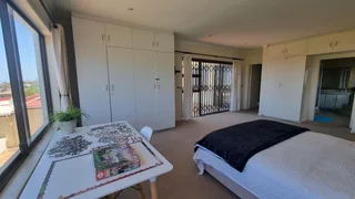 Upmarket Fully Furnished And Serviced 4 Single Professionals -Large Room with Ensuite