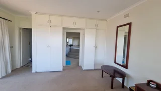 Upmarket Fully Furnished And Serviced 4 Single Professionals -Large Room with Ensuite