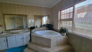 Upmarket Fully Furnished And Serviced 4 Single Professionals -Large Room with Ensuite