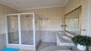 Upmarket Fully Furnished And Serviced 4 Single Professionals -Large Room with Ensuite