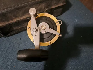 Katrol policansky monitor 4b