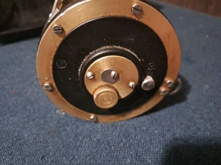 Katrol policansky monitor 4b