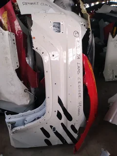 Land Cruiser Fender whatsApp 0604363316