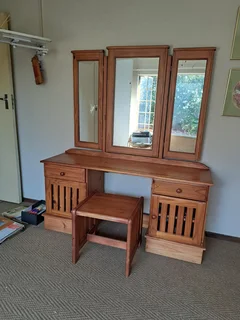 Dressing table/ Spieelkas
