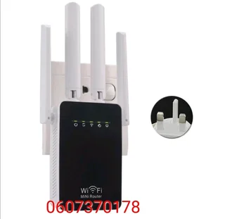 Wireless Wi-Fi Range Extender/Repeater 4 Antenna - Black Colour (Brand New) ⭐️⭐️⭐️⭐️⭐️