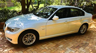 2010 BMW E90 320i, m/t.