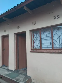 Back Rooms immediately available to rent in Rockville/Molapo for 2026 from R1100 call now 0697910808