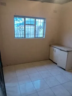 Back Rooms immediately available to rent in Rockville/Molapo for 2026 from R1100 call now 0697910808