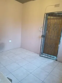 Back Rooms immediately available to rent in Rockville/Molapo for 2026 from R1100 call now 0697910808