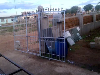 GALVANIZED STEEL DRIVEWAY GATE