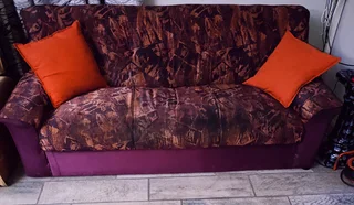 Lounge Suite 8 Seater R 2800.Very Firm.No tears.Uitenhage