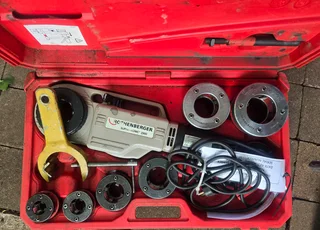 Pipe threading machine