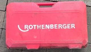 Pipe threading machine