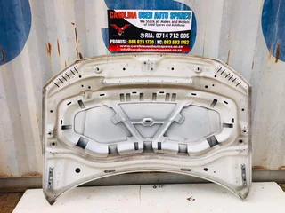 VW Tiguan white bonnet