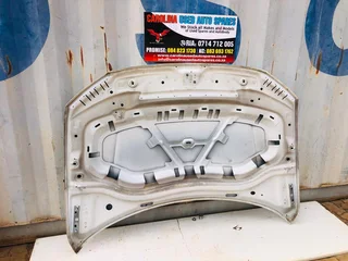 VW Tiguan white bonnet