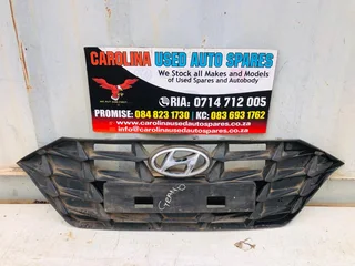 Hyundai Grand i20 active radiator grill with badge