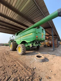 John Deere S670 haverster now stripping for spares