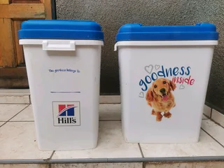 Dog food container