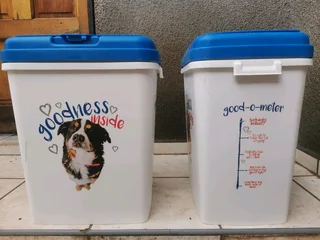 Dog food container