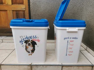 Dog food container