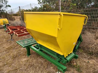 Kunsmisbak met conveyer om op ripper te sit.