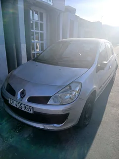 Silver Renault Clio 3