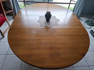 Round extendable Oak  Vinier  Dinning Table
