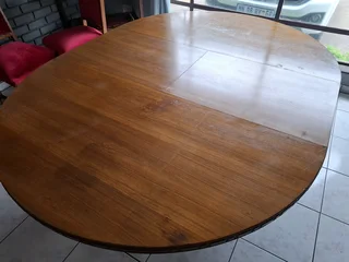 Round extendable Oak  Vinier  Dinning Table
