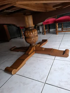 Round extendable Oak  Vinier  Dinning Table