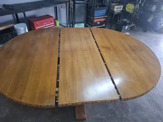Round extendable Oak  Vinier  Dinning Table