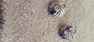 9 CT GOLD earrings with diamond