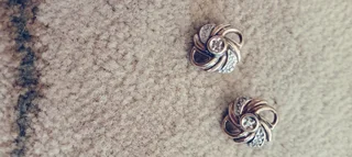 9 CT GOLD earrings with diamond