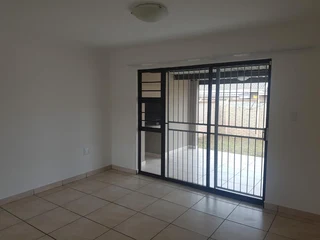 Neat two-bedroom townhouse to rent in Tyson Place, Gonubie
