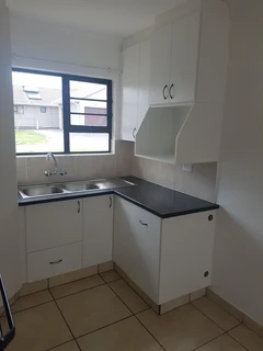 Neat two-bedroom townhouse to rent in Tyson Place, Gonubie