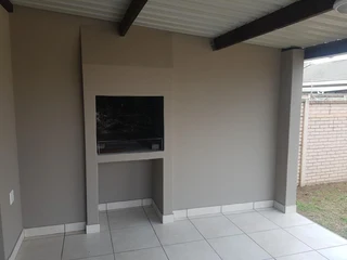 Neat two-bedroom townhouse to rent in Tyson Place, Gonubie