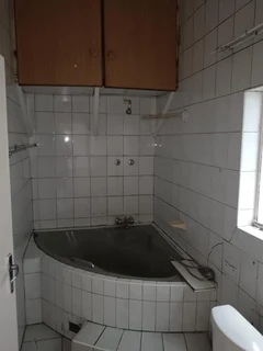 Neat two-bedroom flat in Elizabeth Court, Quigney