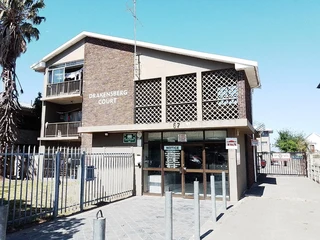 Convenient two-bedroom flat in Drakensburg, Southernwood