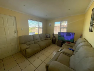 Ideal three-bedroom townhouse in Sunnyfields, Beacon Bay