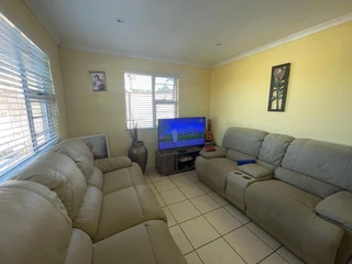Ideal three-bedroom townhouse in Sunnyfields, Beacon Bay