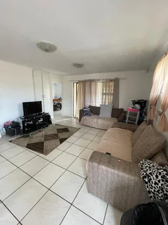 Beautiful Three Bedroom Townhouse for Rent in Tyson Place, Gonubie