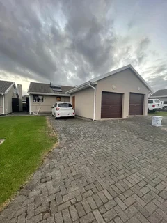 Neat two-bedroom townhouse to rent in Tyson Place, Gonubie