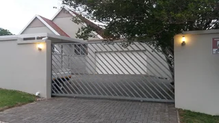 Modern 3-Bedroom Home for Rent in Prime Nahoon Location - Double Garage | Pool