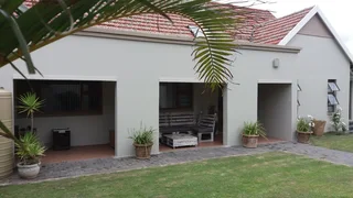 Modern 3-Bedroom Home for Rent in Prime Nahoon Location - Double Garage | Pool