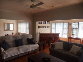 Modern 3-Bedroom Home for Rent in Prime Nahoon Location - Double Garage | Pool