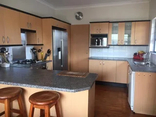 Modern 3-Bedroom Home for Rent in Prime Nahoon Location - Double Garage | Pool