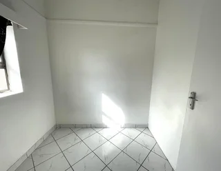 Cozy room to rent in Chadbert Court, Quigney