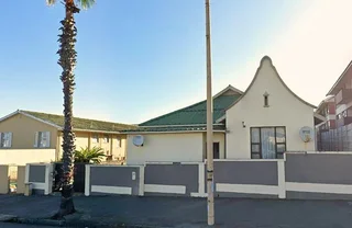 Reduced!! Spacious Room To Rent In Currie Street |secure |convenient |coastal Living