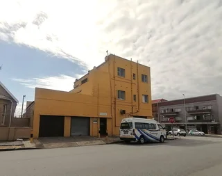 2BR Flat to Rent in Loanda Court, Quigney |Convenient |Secure