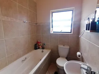 For Rent: Modern 2-Bedroom Flat in Kenwick Close, Braelyn